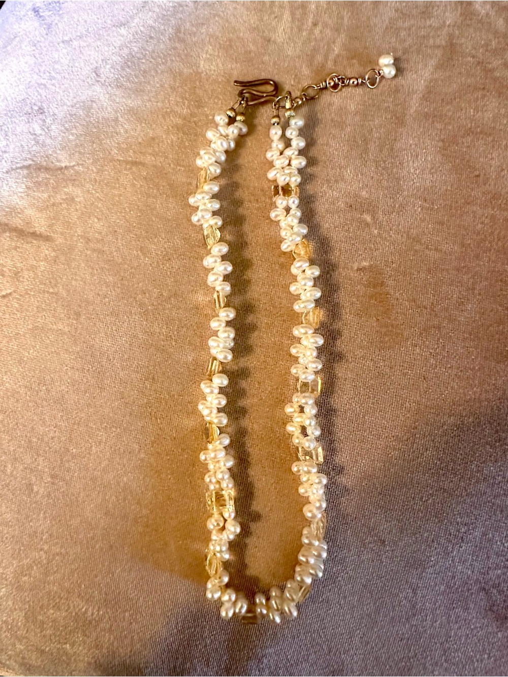 A bundle lot of multiple vintage jewlery